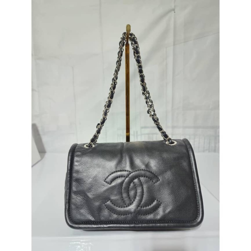 CHANEL Black Leather Shoulder Bag